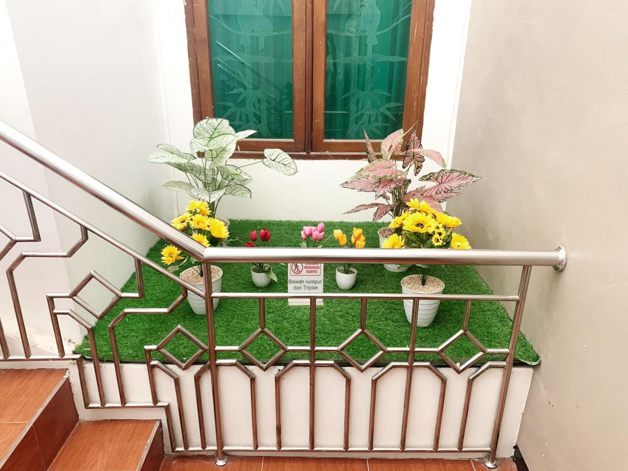 Tjahaja Baroe Syariah Mitra Reddoorz At Dukuh Kupang Hotel Surabaya Luaran gambar